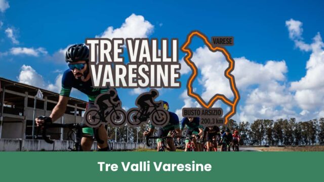 Ciclisti in gara alla Tre Valli Varesine 2025 con mappa del percorso Busto Arsizio–Varese sullo sfondo montuoso italiano.